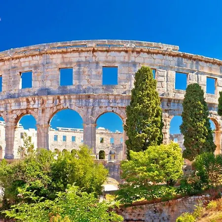 Jozephine 3 By Guide * Pula